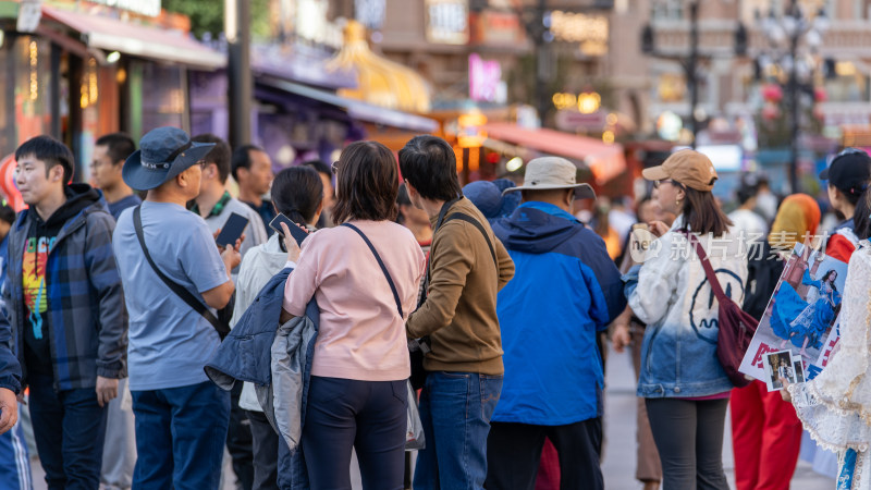 中秋节假期在中国新疆国际大巴扎游玩的游客