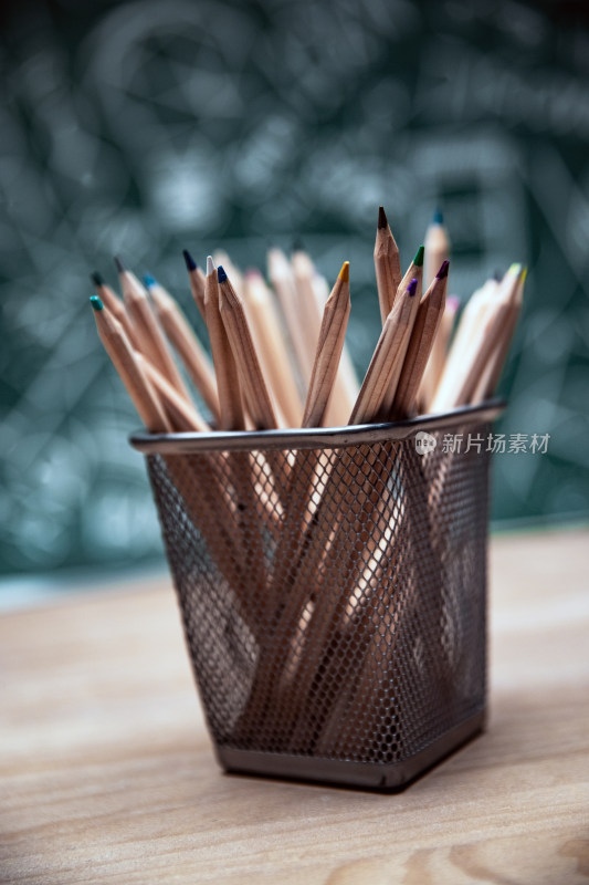 笔筒里的木质彩色铅笔