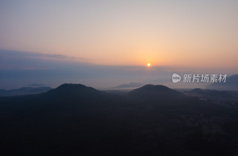 日出时分的云南腾冲火山群