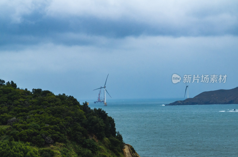 福建平潭岛远望海上风车田