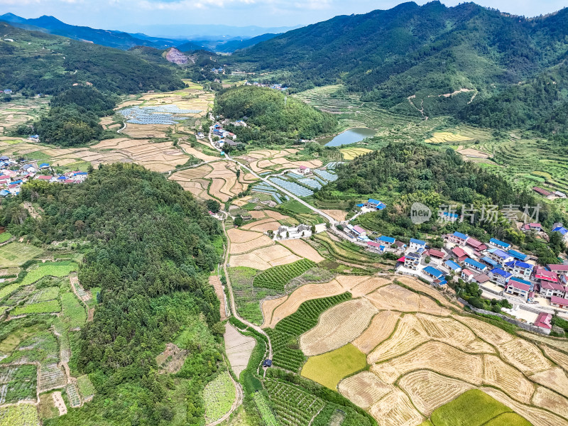 山川丘陵美丽乡村田园航拍图