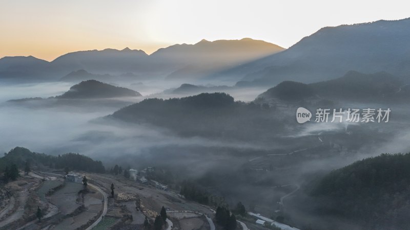 重庆酉阳：雾锁青山村庄靓