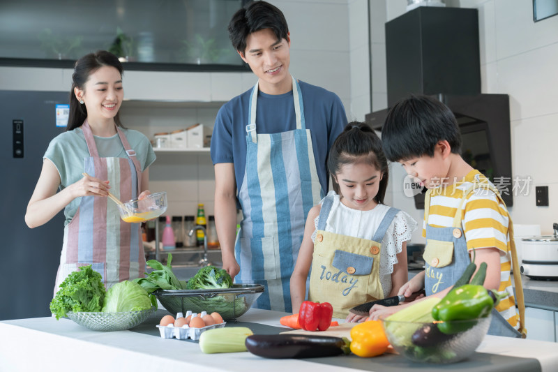 年轻父母教孩子学做饭