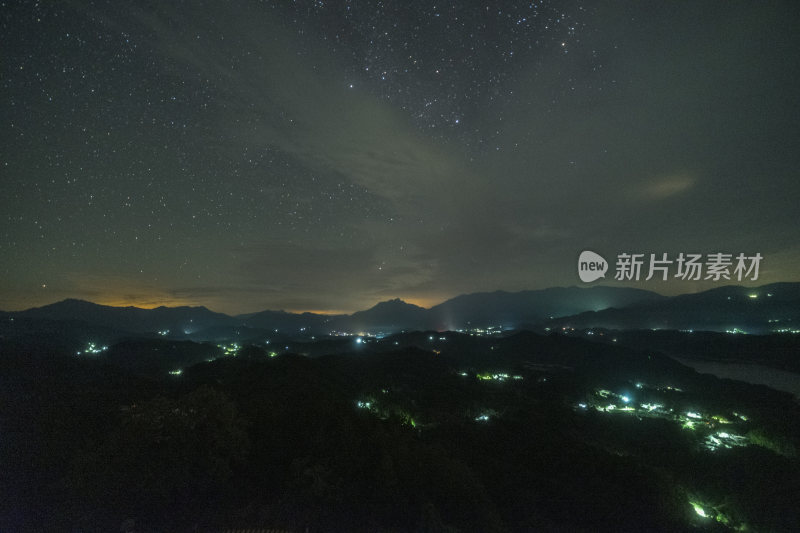 山间夜景灯火阑珊的群山风光