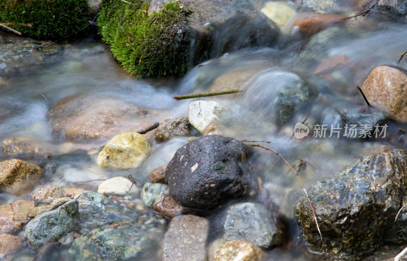 慢门拍摄夏季户外大山里流淌的溪流