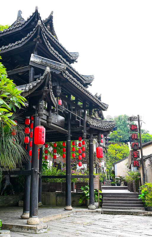 深圳甘坑古镇古建筑屋檐上悬挂的红灯笼