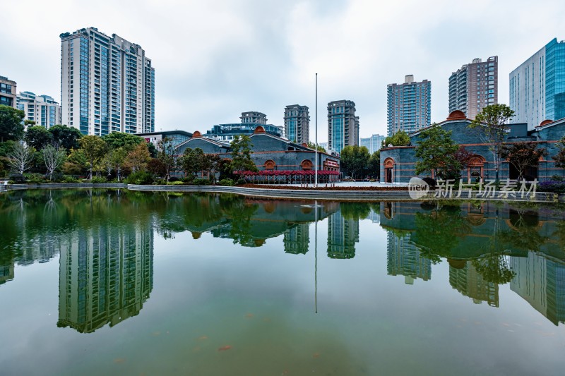 水边城市建筑与现代高楼景观