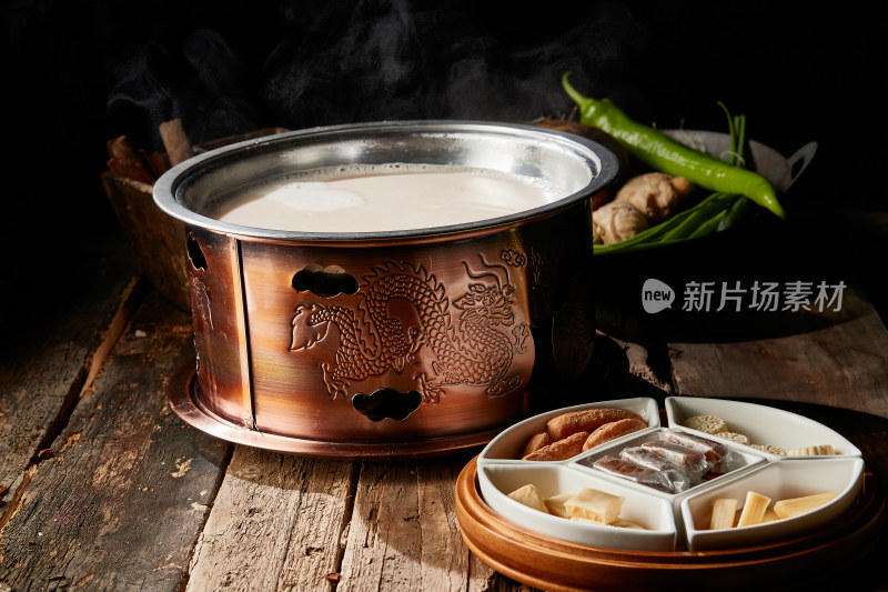 传统铜锅餐具装的蒙族炒米炖奶茶