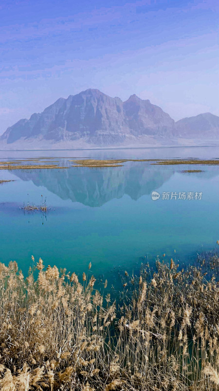 山水湖泊风景图