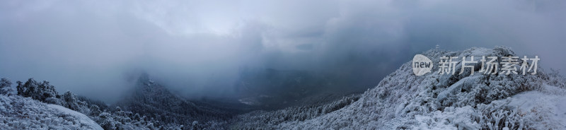 云雾飘过冰雪覆盖的衡山天柱峰【接片】