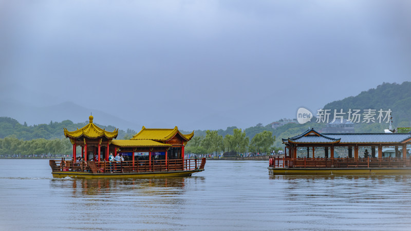 中式游船于湖面航行景象