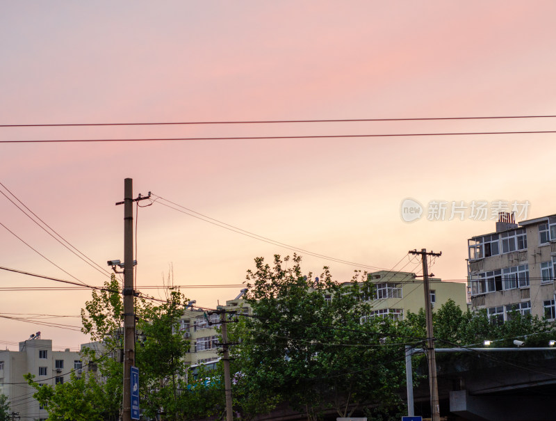 城市街道黄昏景象