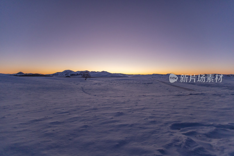 乌兰布统冬季蓝调时刻的唯美雪地雪景