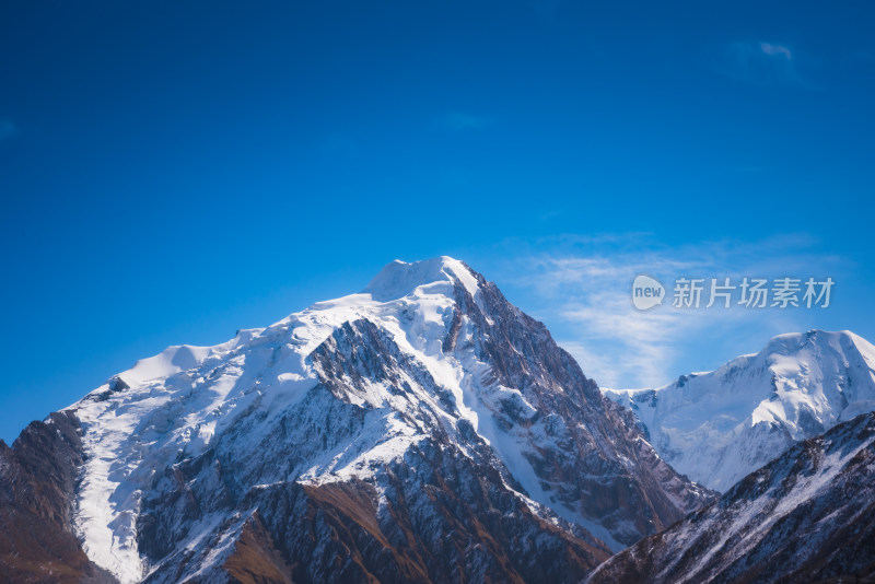 新疆天山山脉宏伟雪山风景