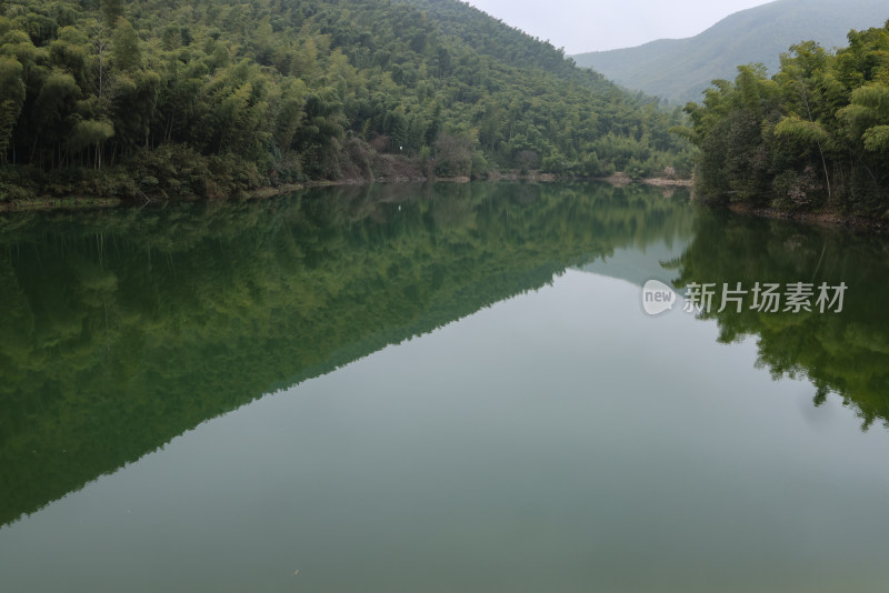 浙江湖州德清县上杨村静谧的湖光山色