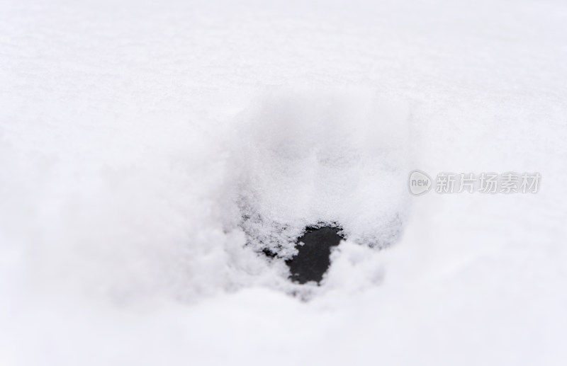 大雪之后地面上厚厚的积雪