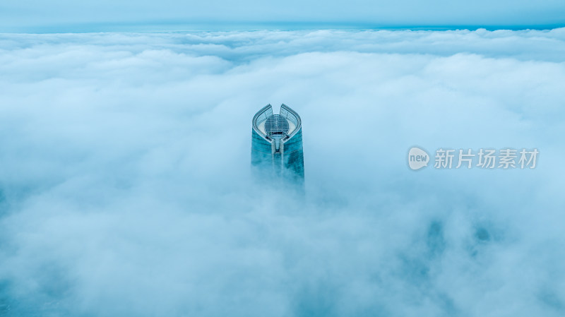 云层中的武汉中心大厦