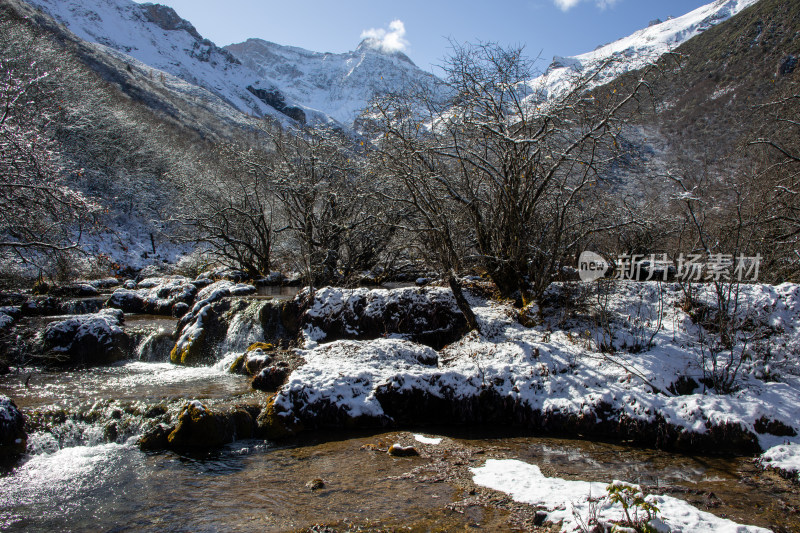 冬日雪景溪流山间瀑布冰雪消融