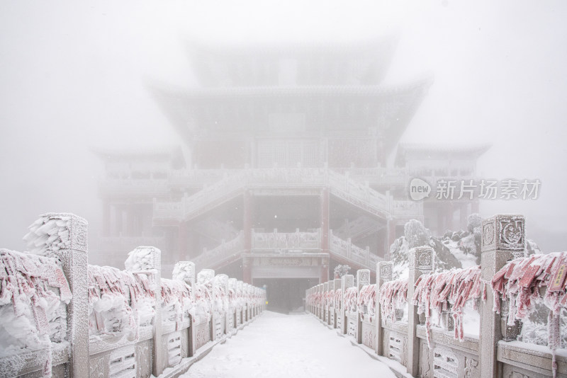 寒冷冬天大雪迷雾中的老君山