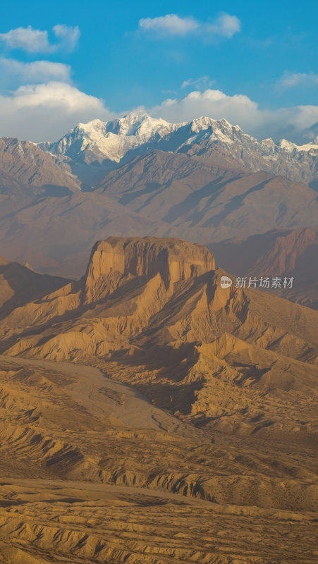 新疆南疆阿克苏温宿大峡谷天山托木尔峰航拍