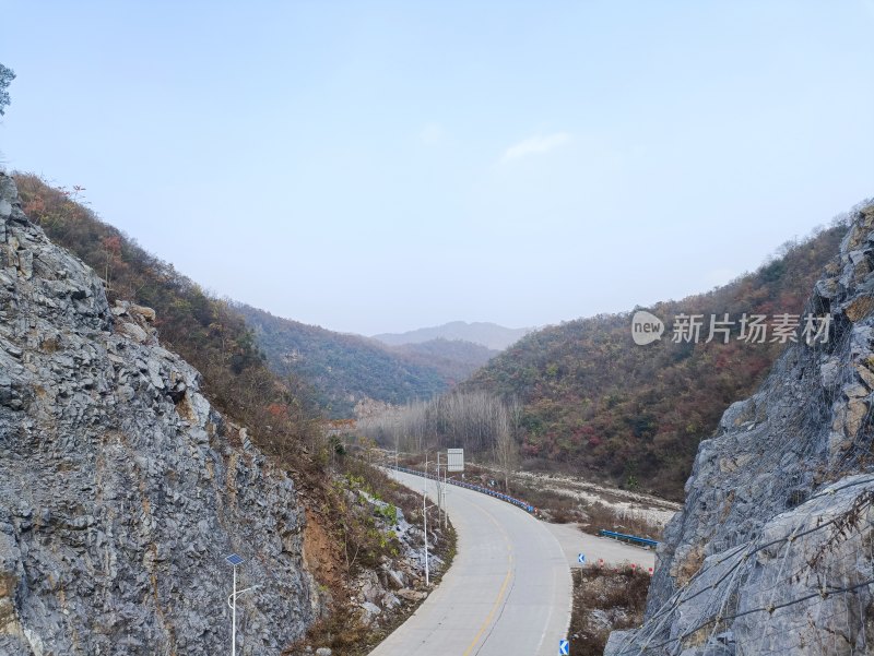 山间蜿蜒公路风景