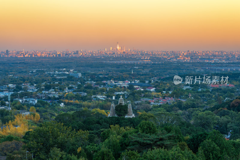 从北京香山碧云寺远眺城市国贸CBD中国尊