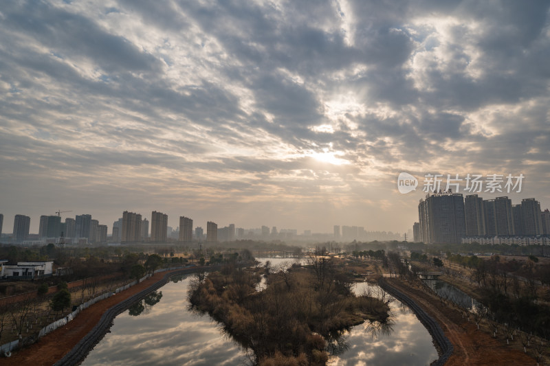 城市河畔日出风景