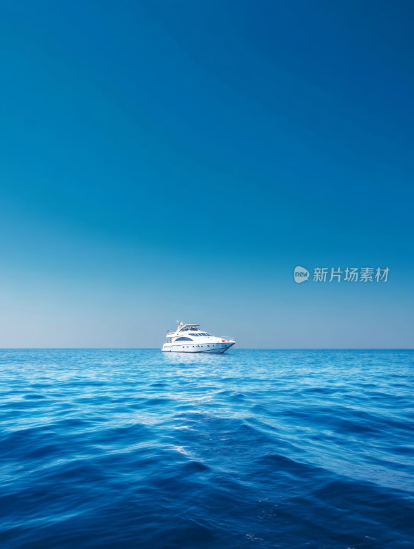 蓝天碧海上的游艇帆船 扬帆起航