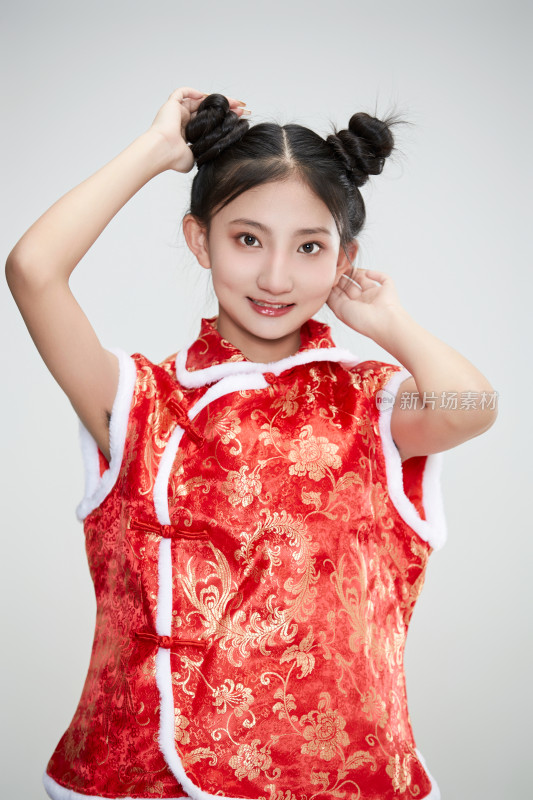 白色背景下身穿喜庆传统服饰的亚洲可爱少女