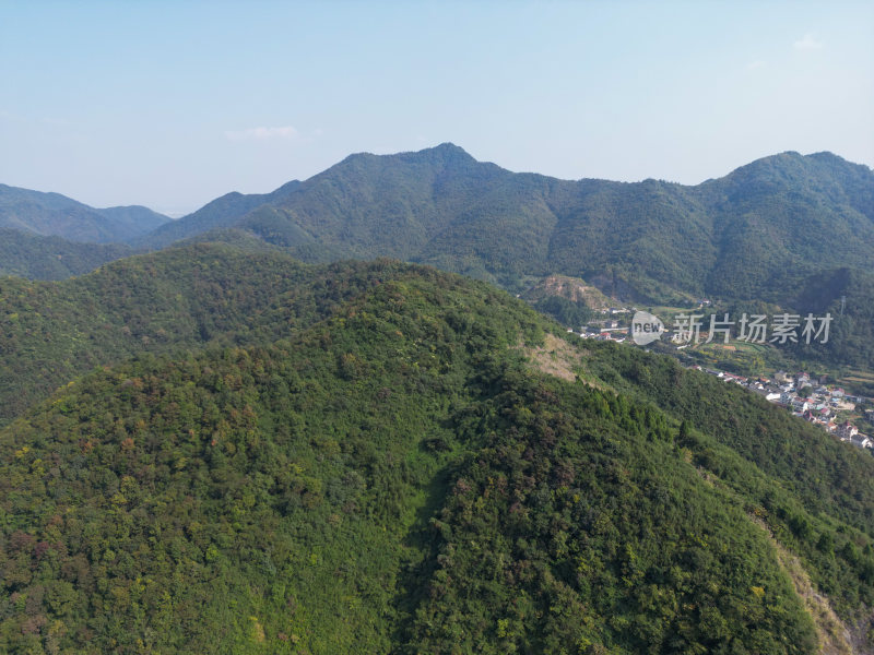 航拍蓝天白云下的青山河流村庄风光