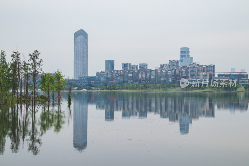 湖面倒影下的城市建筑