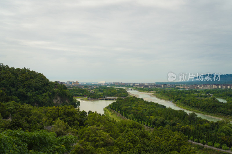 高角度俯瞰都江堰景区的河流