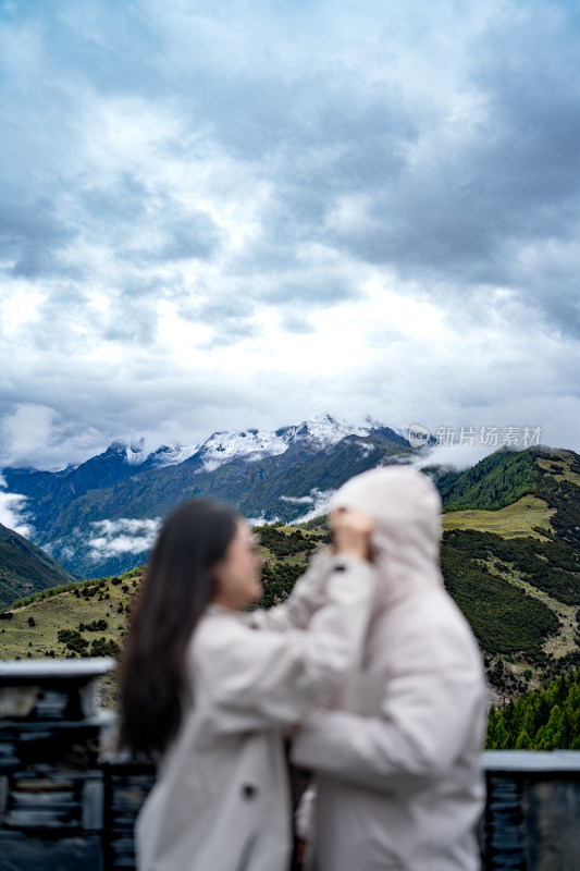 四姑娘雪山旅游的人