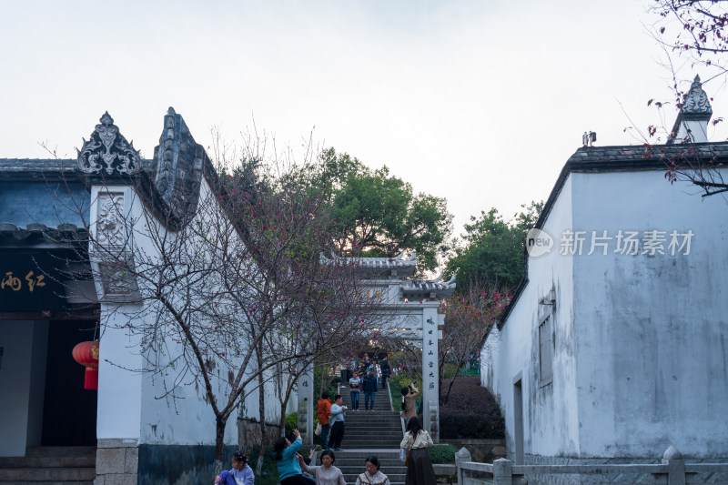 古建街巷游客漫步景象