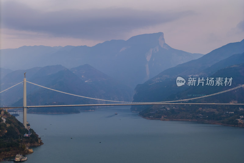 长江三峡奉节瞿塘峡傍晚风光