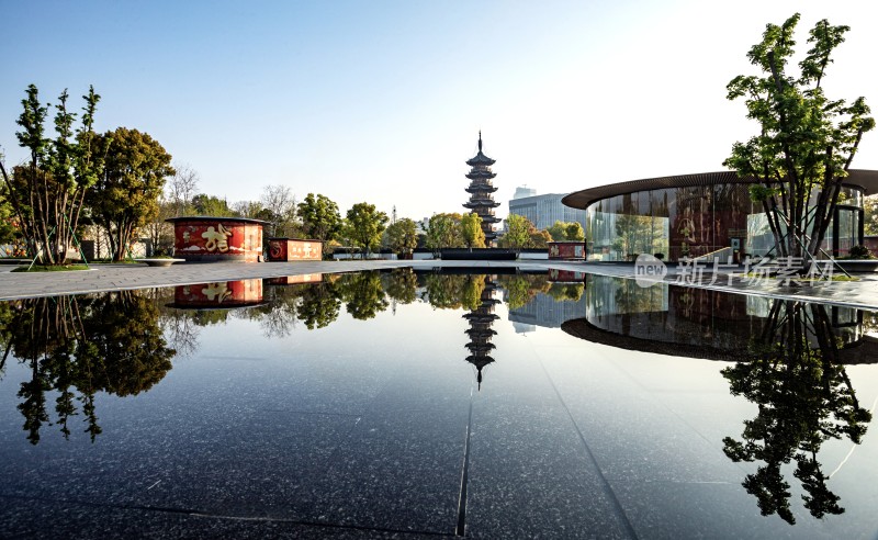 上海龙华寺龙华塔古塔与周边建筑的倒影景观