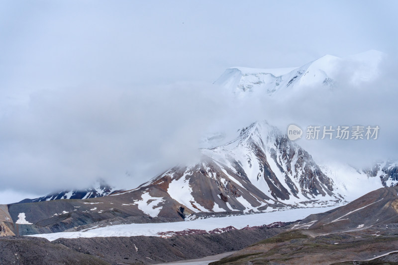 白雪覆盖的高原山地-青海果洛州阿尼玛卿山