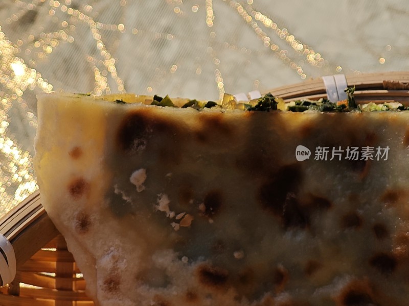 竹篮中夹满蔬菜的美味煎饼