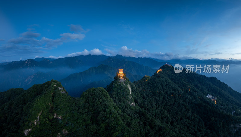 夜幕下秦岭山顶亮灯的寺庙建筑南五台灵应台