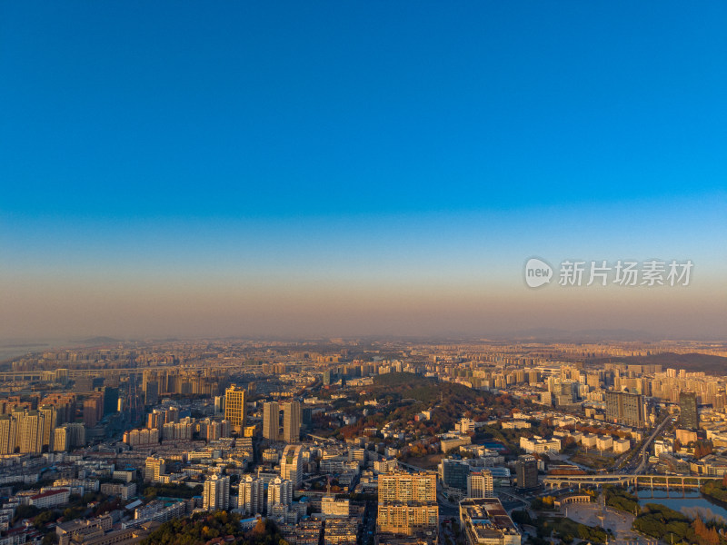 晚霞中的安徽芜湖城市风光航拍图