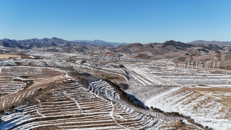 辽宁葫芦岛冬季山区梯田的壮观景象