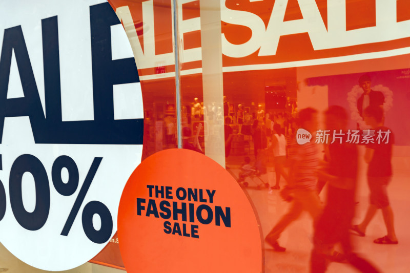 商场橱窗促销广告及行人