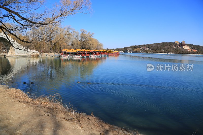 颐和园冬日湖景与古建筑