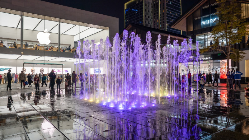 成都太古里商业区的苹果Apple零售店夜景