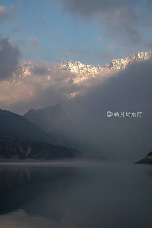 西藏山南洛扎秘境库拉岗日雪山湖泊壮丽景色