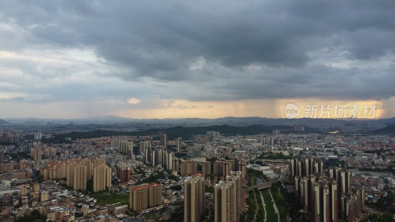 广东东莞：晚霞中的骤雨