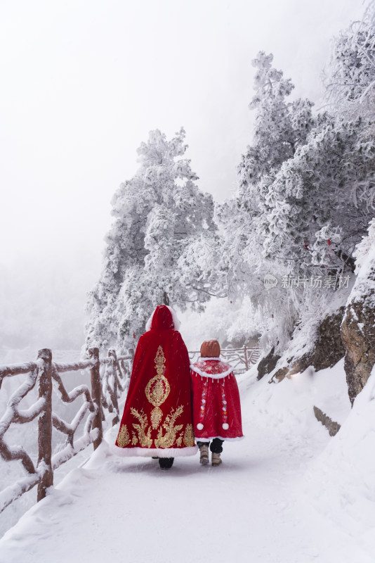 雪后旅游栈道红色汉服背影