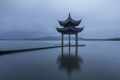 雨雾中的杭州西湖集贤亭