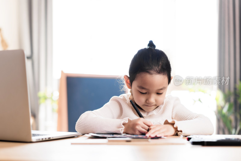 在线上美术课的中国女孩