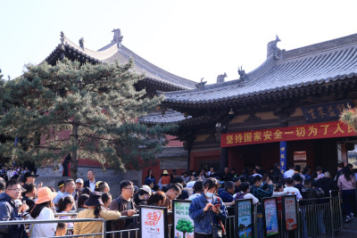 山西大同华严寺爆满各地游客人山人海的盛景